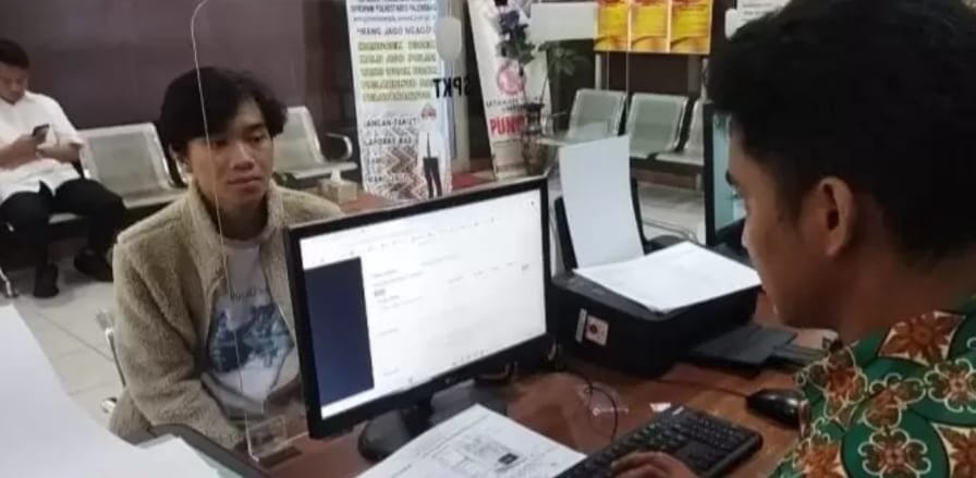 Rahmat Ridwan (24), warga Jalan Ki Gede Ing Suro, Palembang mendatangi SPKT Polrestabes Palembang guna melaporkan peristiwa pencurian yang dialaminya, Senin (15/1/2024). Foto: Sumselheadline/Ela.