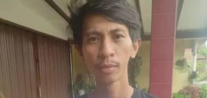 Ramdhan saat melapor ke polisi karena motornya dibawa kabur calon pembeli, Senin (8/1/2024). Foto: SUmselheadline/Ela.