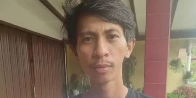 Ramdhan saat melapor ke polisi karena motornya dibawa kabur calon pembeli, Senin (8/1/2024). Foto: SUmselheadline/Ela.