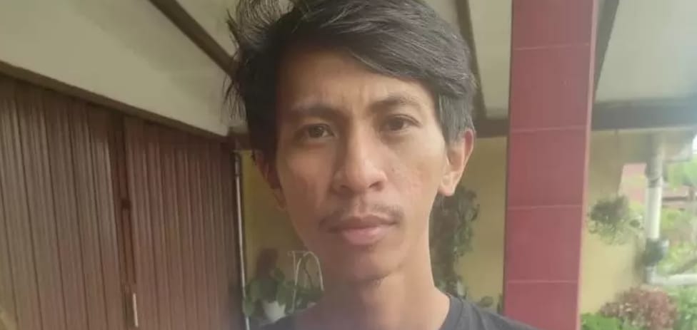 Ramdhan saat melapor ke polisi karena motornya dibawa kabur calon pembeli, Senin (8/1/2024). Foto: SUmselheadline/Ela.