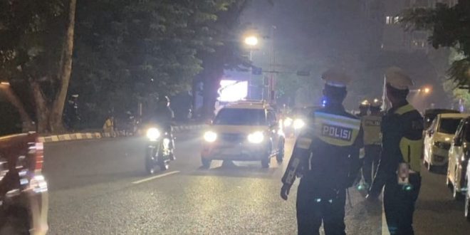 Tim Polrestabes Palembang saat melakukan razia, Sabtu (13/1/2024) malam. Foto: Sumselheadline/Ela.
