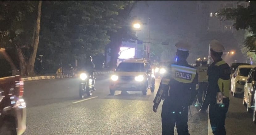 Tim Polrestabes Palembang saat melakukan razia, Sabtu (13/1/2024) malam. Foto: Sumselheadline/Ela.