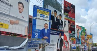 Sejumlah reklame dipenuhi iklan politik, yang pengaruhi capaian PAD Palembang, Senin (15/1/2024). Foto: Sumselheadline/Pitria.