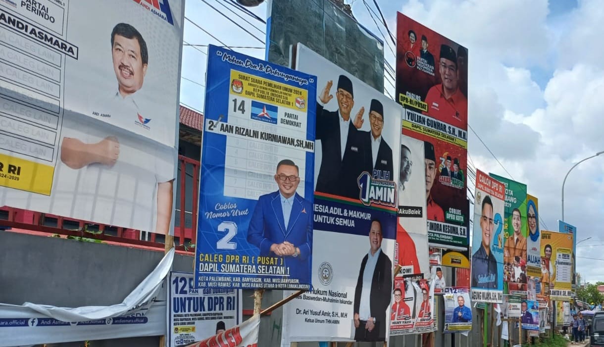 Sejumlah reklame dipenuhi iklan politik, yang pengaruhi capaian PAD Palembang, Senin (15/1/2024). Foto: Sumselheadline/Pitria.