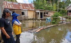 Kepala Bidang Sumber Daya Air Irigasi & Limbah (SDA IL) Dinas Pekerjaan Umum dan Penataan Ruang (PUPR) Kota Palembang, RA, Marlina Sylvia saat meninjau banjir di Palembang, Jumat (26/1/2024). Foto: Sumselheadline/Pitria.