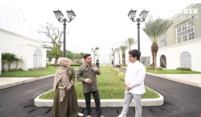 Atta Halilintar saat bincang dengan ustas Somet di halaman rumahnya. Foto: sceenshot youtube Atta Halilintar.
