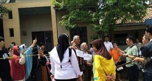 Jajaran penyidik Polsek Sukarame Palembang melakukan rekontruksi kasus perusakan rumah, Senin (22/1/2024). Foto: Sumselheadline/Ela.