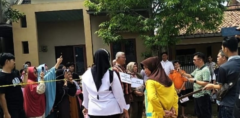 Jajaran penyidik Polsek Sukarame Palembang melakukan rekontruksi kasus perusakan rumah, Senin (22/1/2024). Foto: Sumselheadline/Ela.