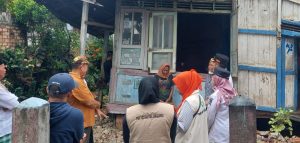 Pj Walikota Palembang, Ratu Dewa mendatangi rumah warga yang roboh di Tuan Kentang, SU I Palembang, Rabu (31/1/2024). Foto: Sumselheadline/Pitria.