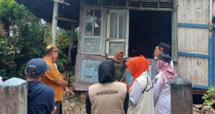 Pj Walikota Palembang, Ratu Dewa mendatangi rumah warga yang roboh di Tuan Kentang, SU I Palembang, Rabu (31/1/2024). Foto: Sumselheadline/Pitria.