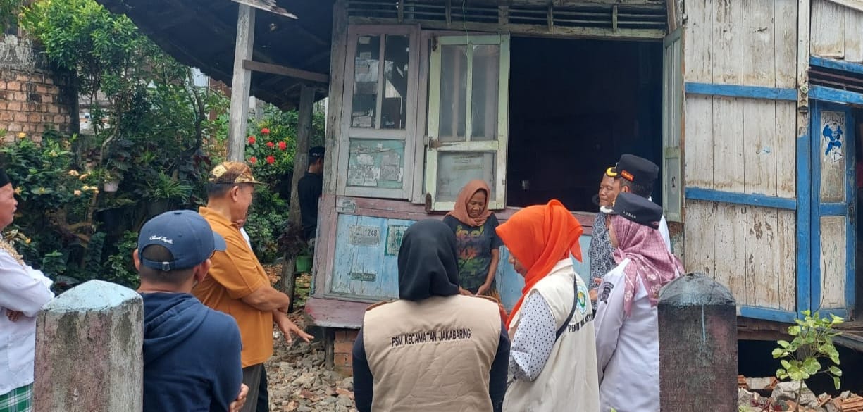 Pj Walikota Palembang, Ratu Dewa mendatangi rumah warga yang roboh di Tuan Kentang, SU I Palembang, Rabu (31/1/2024). Foto: Sumselheadline/Pitria.