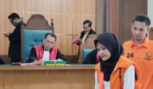 Tri Saputra dan istrinya Okrani saat mejalani sidang di PN Palembang salam kasus sabu, Kamis (25/1/2024). Foto: Sumselheadline/Ela.