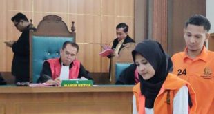 Tri Saputra dan istrinya Okrani saat mejalani sidang di PN Palembang salam kasus sabu, Kamis (25/1/2024). Foto: Sumselheadline/Ela.