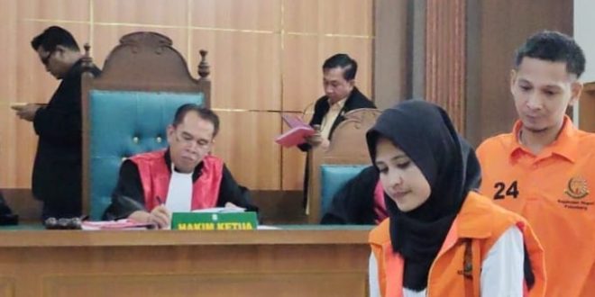 Tri Saputra dan istrinya Okrani saat mejalani sidang di PN Palembang salam kasus sabu, Kamis (25/1/2024). Foto: Sumselheadline/Ela.