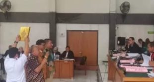 Seorang saksi diambil sumpah pada sidang kasus akusisi saham oleh PTBA di PN Tipikor Palembang, Selasa (16/1/2024). Foto: Sumselheadline/Ela.