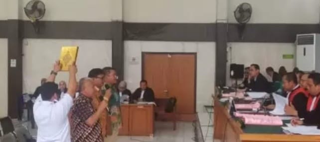 Seorang saksi diambil sumpah pada sidang kasus akusisi saham oleh PTBA di PN Tipikor Palembang, Selasa (16/1/2024). Foto: Sumselheadline/Ela.