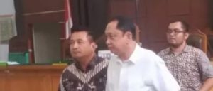 Terdakwa Sarimuda saat memasuki ruang sidang PN Tipikor Palembang, Senin (29/1/2024). Foto: Sumselheadline/Ela.