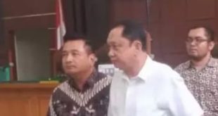 Terdakwa Sarimuda saat memasuki ruang sidang PN Tipikor Palembang, Senin (29/1/2024). Foto: Sumselheadline/Ela.