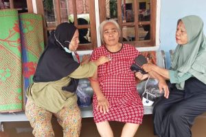 Tim Kesehatan Muba jemput bola datangi warga korban banjir, JUmat (19/1/2024). Foto: Dinkominfo Muba.