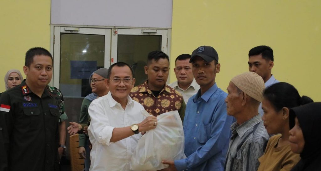Bertempat di Kantor Camat Ilir Timur (IT) I, Pj Sekda Palembang Gunawan mewakili Pj Walikota Ratu Dewa kembali membagikan bantuan sembako, JUmat (12/1/2024). Foto: Sumselheadline/Pitria.
