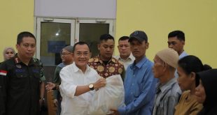 Bertempat di Kantor Camat Ilir Timur (IT) I, Pj Sekda Palembang Gunawan mewakili Pj Walikota Ratu Dewa kembali membagikan bantuan sembako, JUmat (12/1/2024). Foto: Sumselheadline/Pitria.
