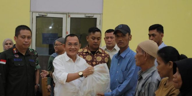 Bertempat di Kantor Camat Ilir Timur (IT) I, Pj Sekda Palembang Gunawan mewakili Pj Walikota Ratu Dewa kembali membagikan bantuan sembako, JUmat (12/1/2024). Foto: Sumselheadline/Pitria.