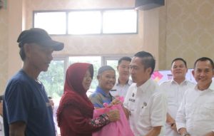 Penjabat Walikota Palembang Ratu Dewa dan PJ Sekretaris Daerah Kota Palembang Gunawan di Kantor Camat Seberang Ulu 2, Rabu (3/1/2024). Foto: Sumselheadline/Pitria.