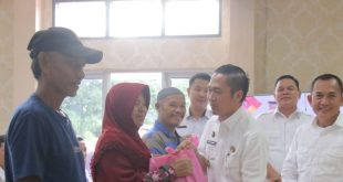 Penjabat Walikota Palembang Ratu Dewa dan PJ Sekretaris Daerah Kota Palembang Gunawan di Kantor Camat Seberang Ulu 2, Rabu (3/1/2024). Foto: Sumselheadline/Pitria.