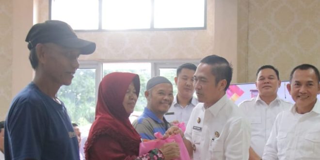 Penjabat Walikota Palembang Ratu Dewa dan PJ Sekretaris Daerah Kota Palembang Gunawan di Kantor Camat Seberang Ulu 2, Rabu (3/1/2024). Foto: Sumselheadline/Pitria.
