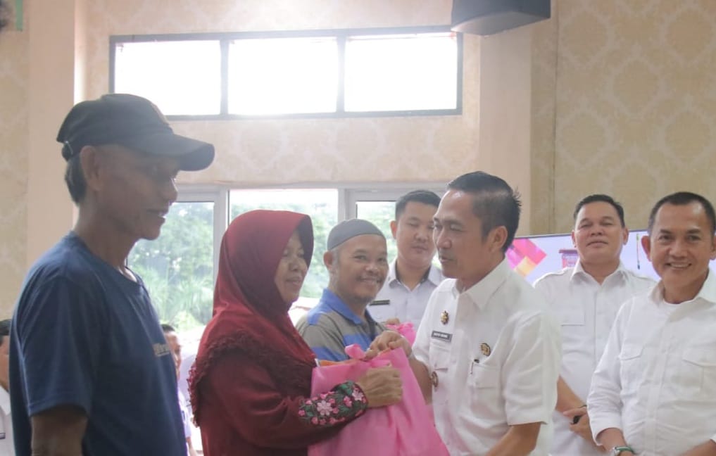 Penjabat Walikota Palembang Ratu Dewa dan PJ Sekretaris Daerah Kota Palembang Gunawan di Kantor Camat Seberang Ulu 2, Rabu (3/1/2024). Foto: Sumselheadline/Pitria.