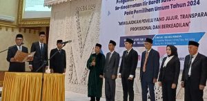 Ketua Bawaslu Kota Palembang, Yusnar usai melantik 422 petugas PTPS Kecamatan Ilir Barat Satu, di Graha Person, Senin (22/1/2024). Foto: Sumselheadline/Pitria.