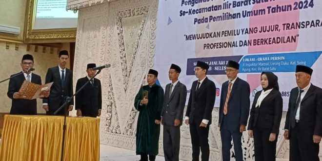 Ketua Bawaslu Kota Palembang, Yusnar usai melantik 422 petugas PTPS Kecamatan Ilir Barat Satu, di Graha Person, Senin (22/1/2024). Foto: Sumselheadline/Pitria.