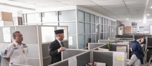 Pj Bupati Muba, Apriyadi melakukan sidak di sekretarirat Pemkba Muba, Rabu (3/1/2024). Foto: Dinkominfo Muba,
