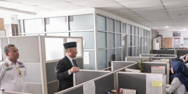 Pj Bupati Muba, Apriyadi melakukan sidak di sekretarirat Pemkba Muba, Rabu (3/1/2024). Foto: Dinkominfo Muba,
