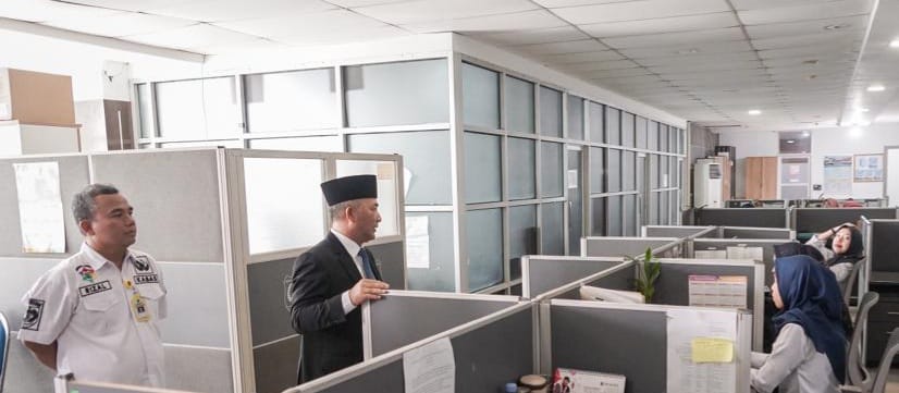 Pj Bupati Muba, Apriyadi melakukan sidak di sekretarirat Pemkba Muba, Rabu (3/1/2024). Foto: Dinkominfo Muba,