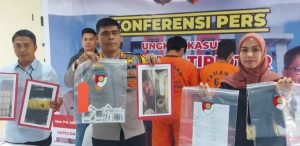 Kabid Humas Polda Sumsel, Kombes Sunarto dan tim saat menggelar rilisnya bersama Kasubdit IV Krimsus AKBP Bagus Suryo, Selasa (9/2/2024). (foto: Sumselheadline/Ela.