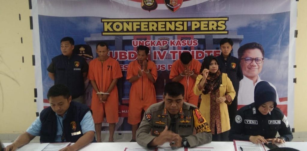 Kabid Humas Polda Sumsel, Kombes Pol Sunarto didampingi Kasubdit Tipidter AKBP Bagus Suryo Wibowo saat pers rilis penangkapan sopir truk tangki Pertamina, Selasa (16/1/2024). Foto: Sumselheadline/Ela.