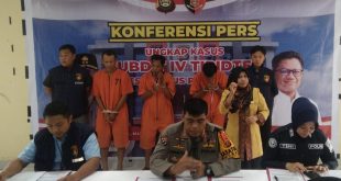 Kabid Humas Polda Sumsel, Kombes Pol Sunarto didampingi Kasubdit Tipidter AKBP Bagus Suryo Wibowo saat pers rilis penangkapan sopir truk tangki Pertamina, Selasa (16/1/2024). Foto: Sumselheadline/Ela.