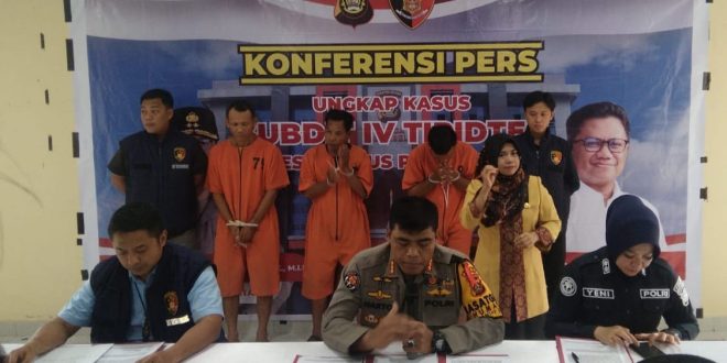Kabid Humas Polda Sumsel, Kombes Pol Sunarto didampingi Kasubdit Tipidter AKBP Bagus Suryo Wibowo saat pers rilis penangkapan sopir truk tangki Pertamina, Selasa (16/1/2024). Foto: Sumselheadline/Ela.