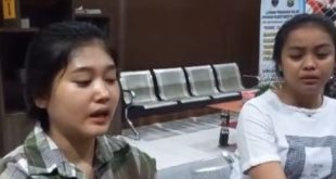 Suriyanti (23) bersama temannya Rindi saat melapor ke Polrestabes Palembang, Jumat (19/1/2024). Foto: Sumselheadline/Ela.
