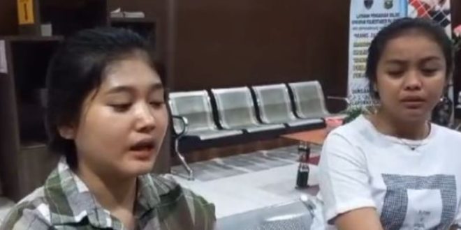 Suriyanti (23) bersama temannya Rindi saat melapor ke Polrestabes Palembang, Jumat (19/1/2024). Foto: Sumselheadline/Ela.