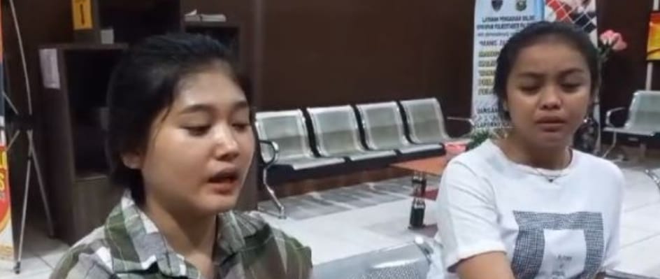 Suriyanti (23) bersama temannya Rindi saat melapor ke Polrestabes Palembang, Jumat (19/1/2024). Foto: Sumselheadline/Ela.