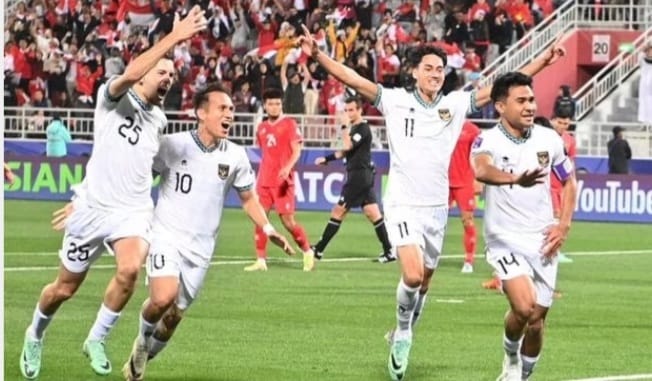 Para pemain timnas Indonesia melakukan selebrasi usai mencetak gol ke gawang Vietnam, Jumat (19/1/2024) malam. Foto: Antara Foto.