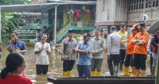 Pj Bupati Muba H Apriyadi Mahmud datang ke Desa Rantau Panjang, Lawang Wetan, melihat warga korban banjir, Sabtu (27/1/2024). Foto: Dinkominfo Muba.