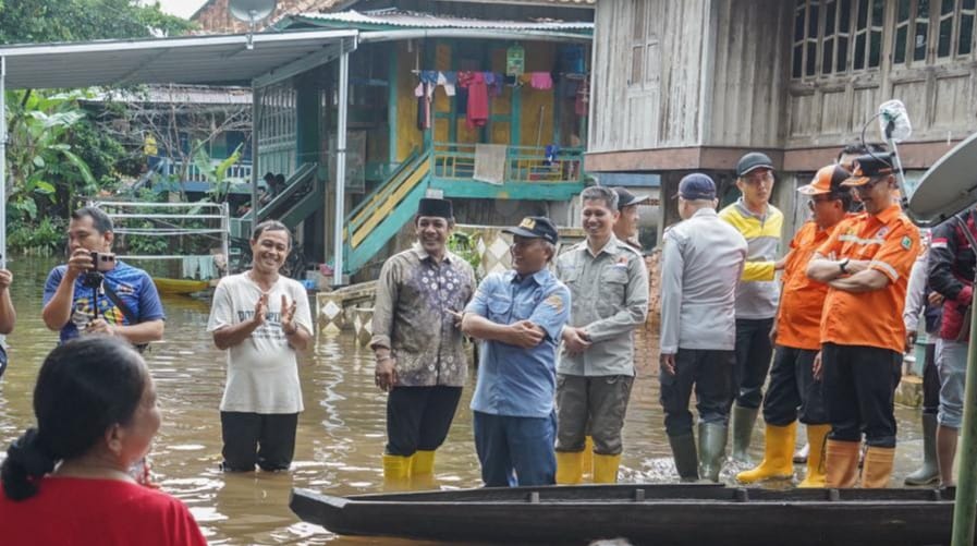 Pj Bupati Muba H Apriyadi Mahmud datang ke Desa Rantau Panjang, Lawang Wetan, melihat warga korban banjir, Sabtu (27/1/2024). Foto: Dinkominfo Muba.