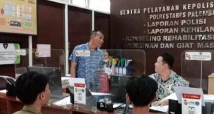 Riansyah (23) bersama temannya mendatangi SPKT Polrestabes Palembang, Jumat (12/1/2024) siang, guna melaporkan peniluan dialaminya. Foto: Sumselheadline/Ela.