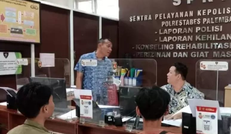 Riansyah (23) bersama temannya mendatangi SPKT Polrestabes Palembang, Jumat (12/1/2024) siang, guna melaporkan peniluan dialaminya. Foto: Sumselheadline/Ela.