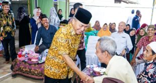 Apriyadi, Pj Bupati Muba, menyalami warga Desa Macang Sakti Kecamatan Sanga Desa, Rabu (31/1/2024). Foto: Kominfo Muba.
