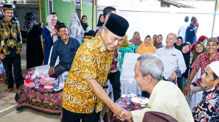 Apriyadi, Pj Bupati Muba, menyalami warga Desa Macang Sakti Kecamatan Sanga Desa, Rabu (31/1/2024). Foto: Kominfo Muba.