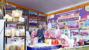 Suasana bazar produk UMKM di Taman Tani Merdeka, Martapura, OKU Timur, Rabu (17/1/2024). Foto: Humas Pemprov Sumsel.